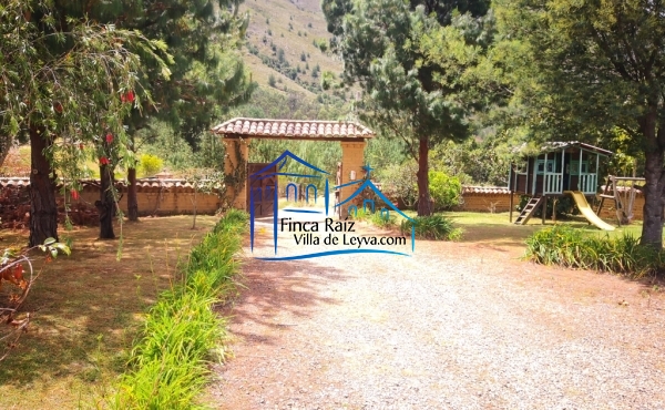 vista a la entrada a la zona de parqueo