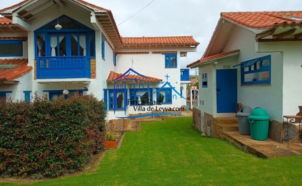 zona verde entre dos cabañas