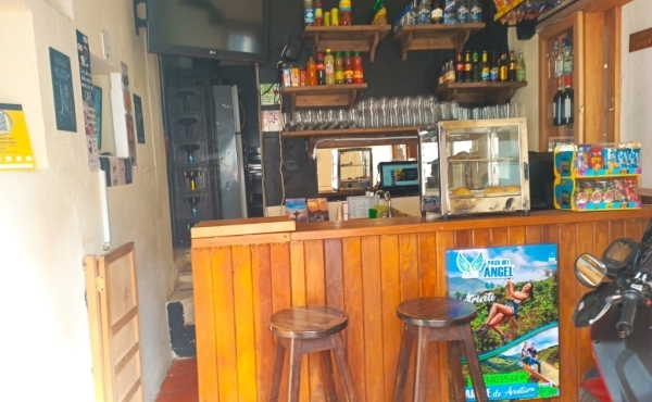 otro local, sobre la carrera