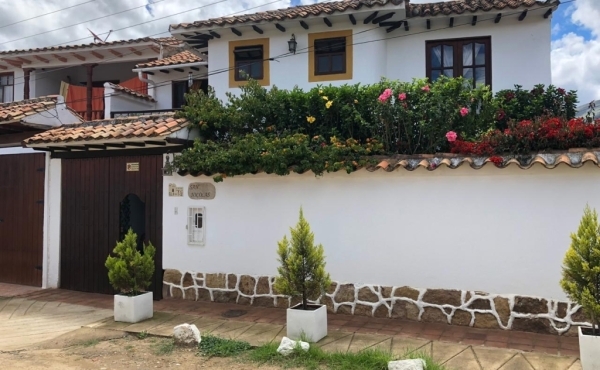 muro sobre la vía