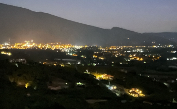 Vista Nocturna hacia el Pueblo, desde el inmueble
