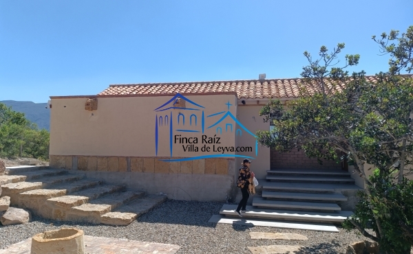 Vista frontal de la casa