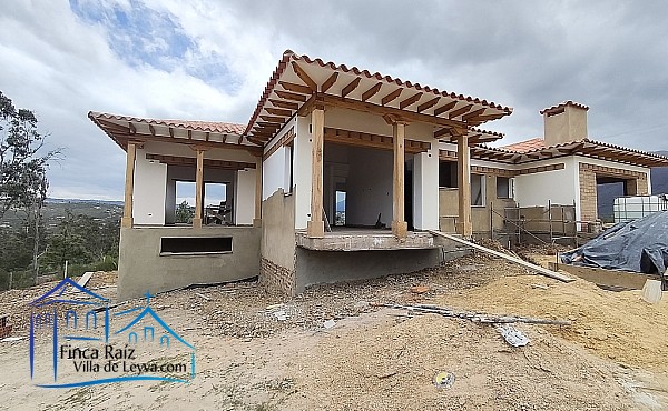vista de un costado, casa en construcción y en venta, vereda Monquirá , sector pozos azules, Villa de Leyva