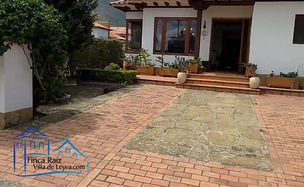 vista entrada principal y zona de parqueo Espectacular Casa en venta Condominio, ubicado en el área urbana, barrio la Palma, Villa de Leyva