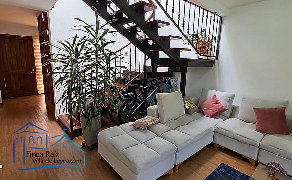 otra vista de la sala hacia la puerta de la entrada principal, Casa en venta , barrio el Carmen, área urbana, Villa de Leyva