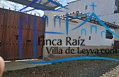 Muro y portón entrada principal al predio, casa en venta de 100 m2 y lote de 335 m2, vereda Ritoque, Villa de Leyva