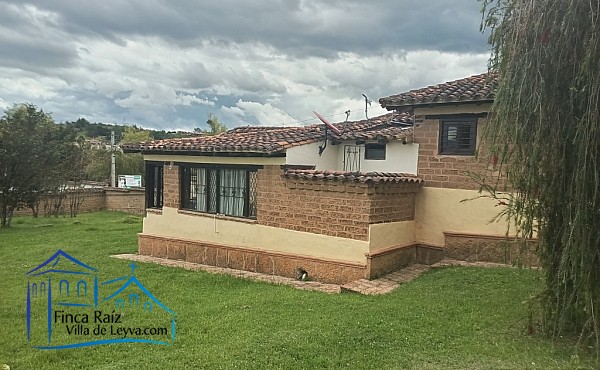 vista de costado del exterior del inmueble, Casa en venta de 3 habitaciones, 2 baños, sala, comedor, vereda el Roble, Villa de Leyva