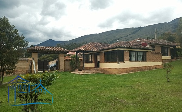 vista entrada vehicular y peatonal, con su portón en madera, Casa en venta , vereda el Roble, Villa de Leyva 